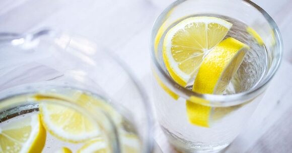 Menambah jus lemon ke dalam air akan memudahkan anda mengikuti diet air. 
