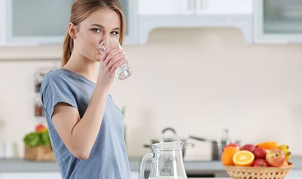 Seorang gadis ingin menurunkan berat badan dengan mengikuti diet air