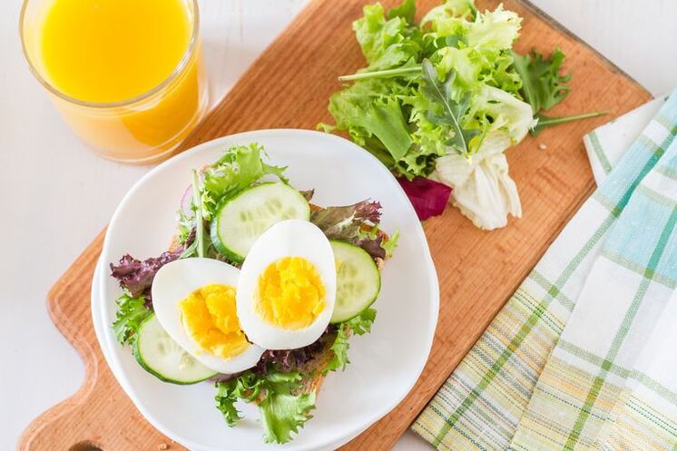 Timun dan salad telur rebus