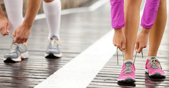 mengikat tali kasut sebelum berjoging untuk mengurangkan berat badan
