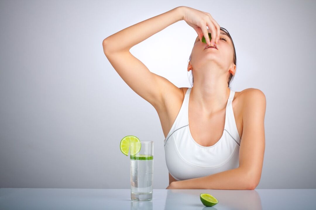 gadis minum air dengan lemon untuk penurunan berat badan